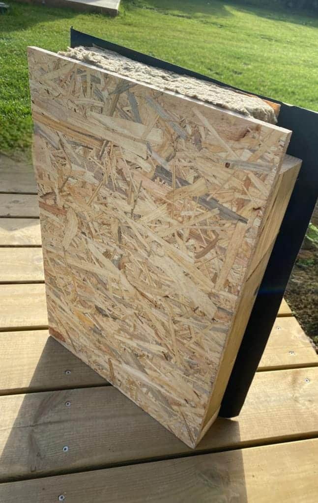 Panneau d'isolation en laine de roche pris en sandwich entre panneaux OSB, posé sur une terrasse bois