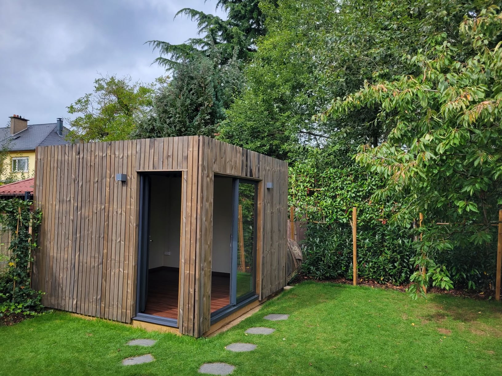 Intérieur studio Studio Français — finition Trois-Plis ou OSB