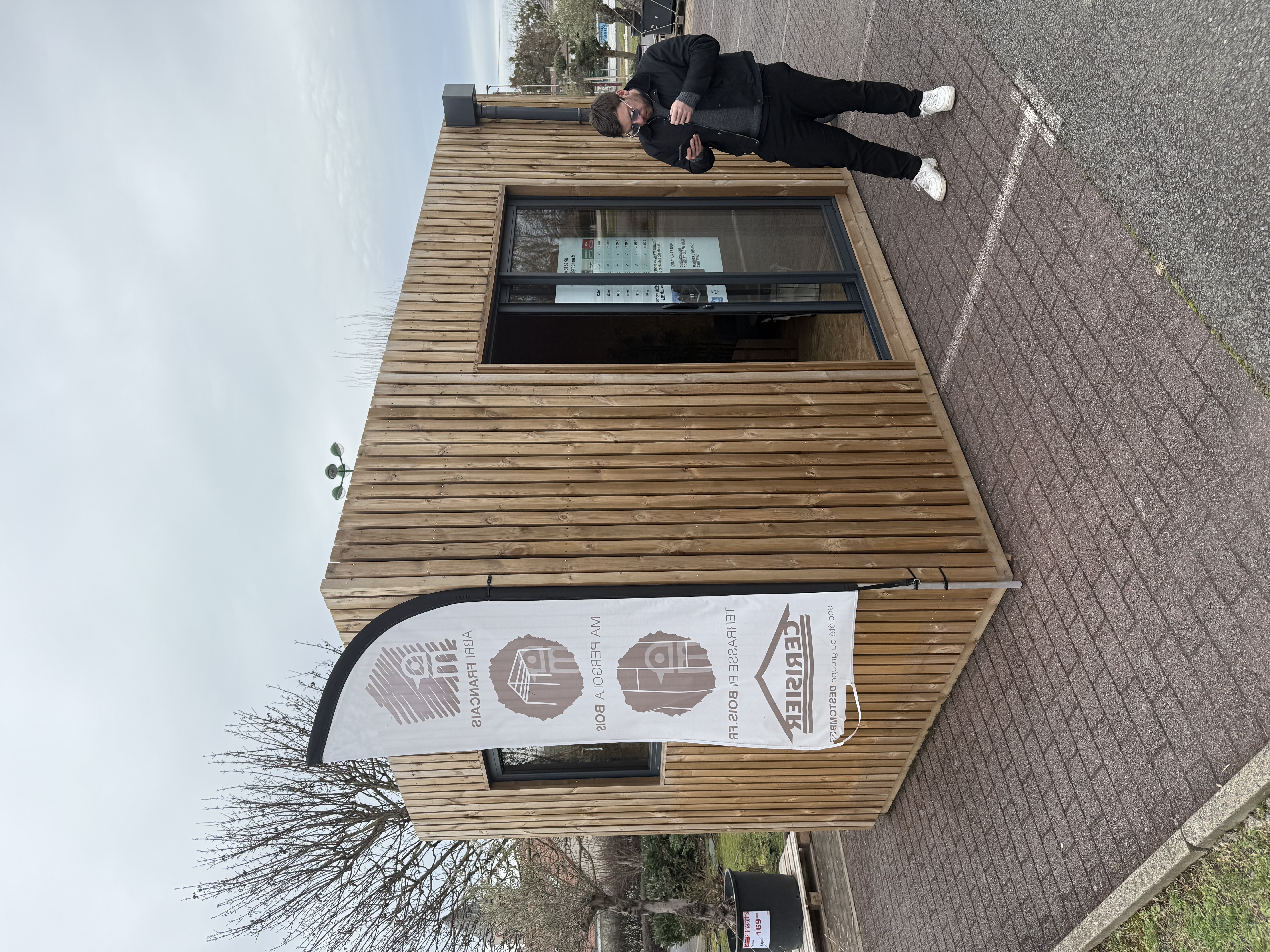 Studio de jardin en bois avec bardage vertical et grandes baies vitrées